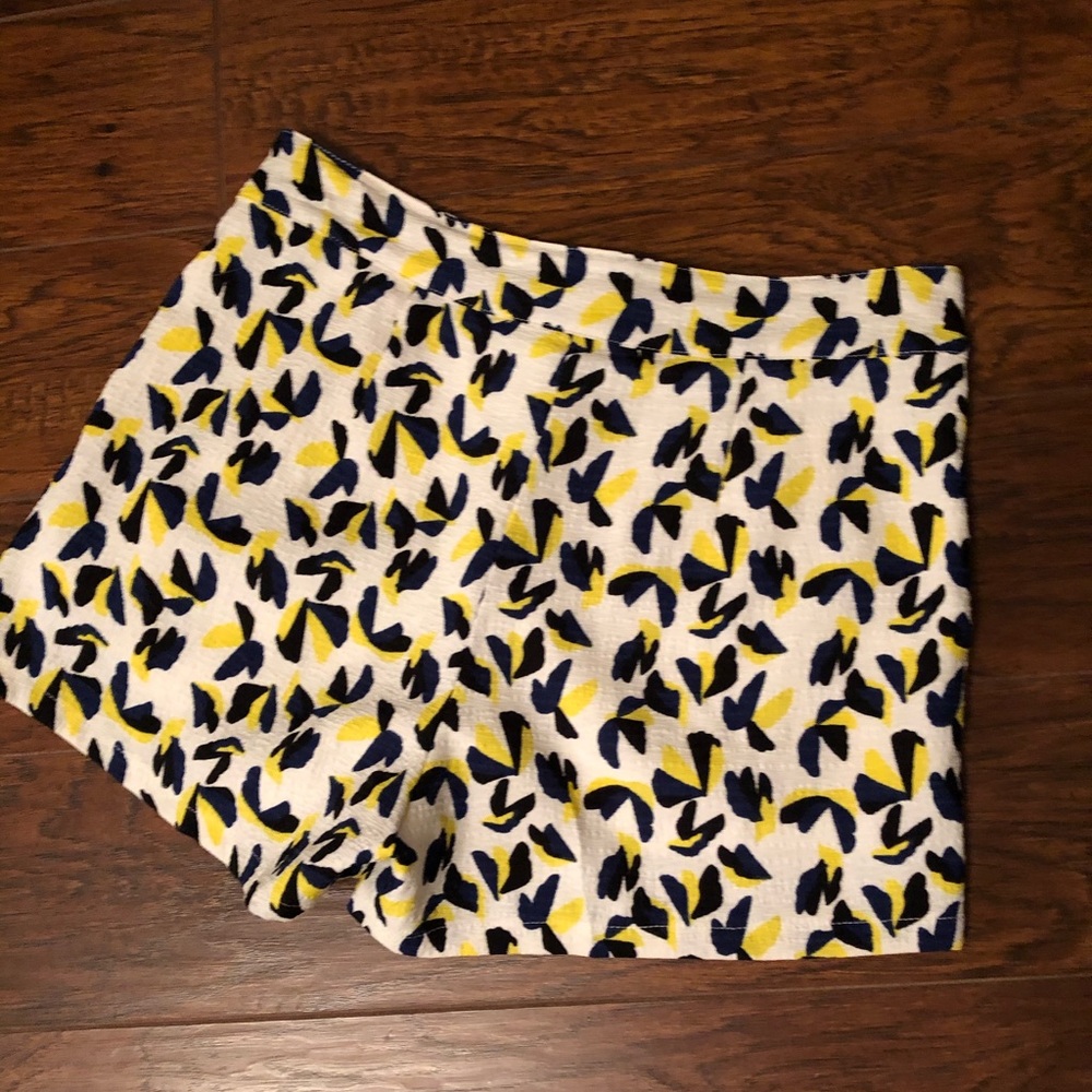 Boutique-Style Patterned Shorts - Picture 3 of 4